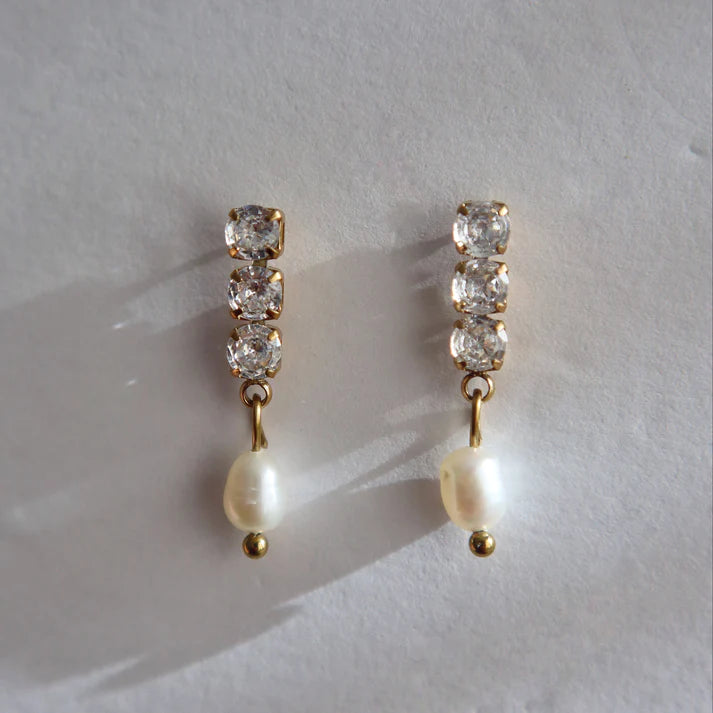 Éclat Pearl Drop Earrings