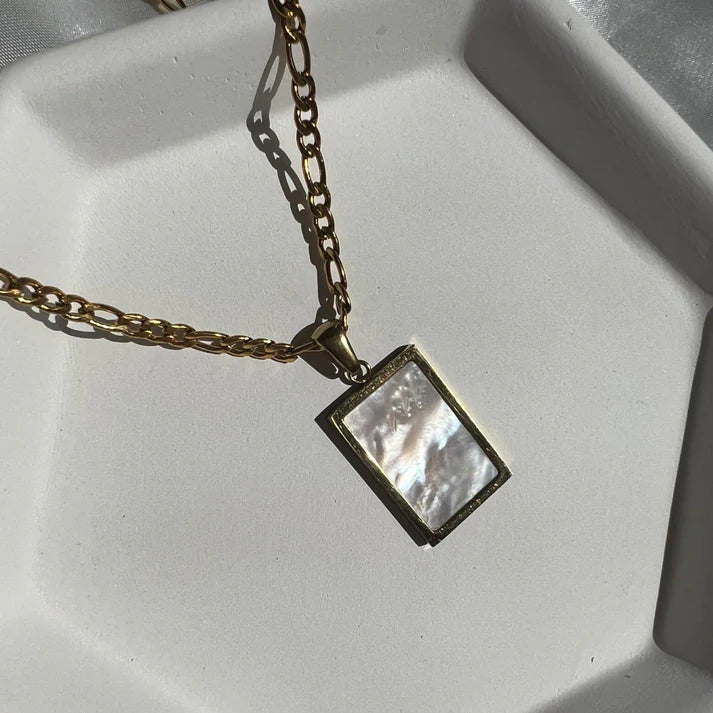 Éclat Mother of Pearl Necklace