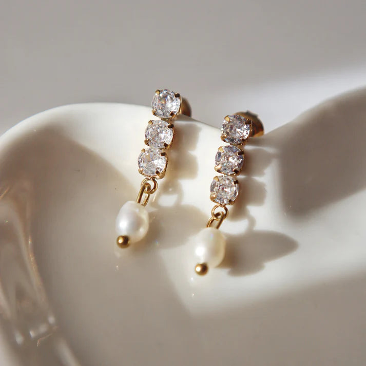 Éclat Pearl Drop Earrings